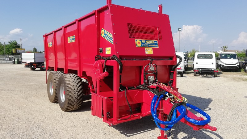 Heavy duty 3 row spreader designed for the sugar industry. Approx. capacity 15m3 for mill mud, ash, manure or compost.