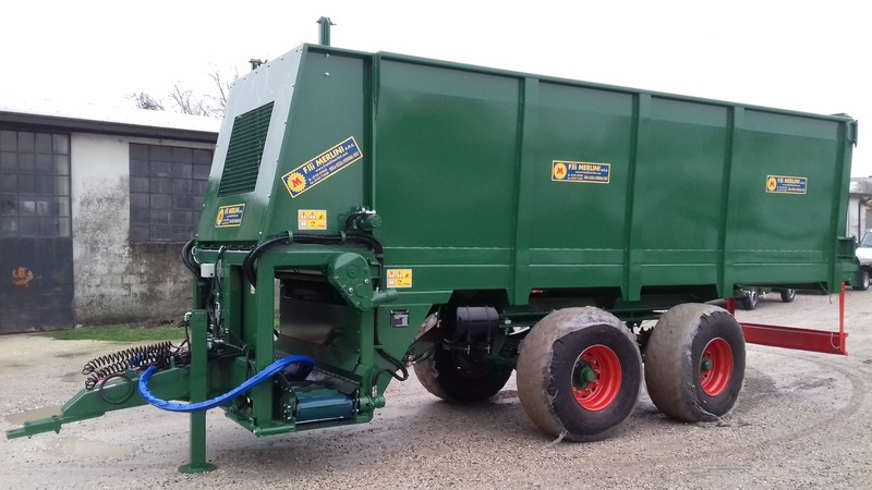 Heavy duty 3 row spreader designed for the sugar industry. Approx. capacity 20m3 for mill mud, ash, manure or compost.