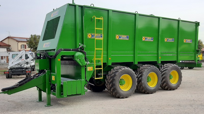 Our largest heavy duty, 3 row spreader designed for the sugar industry. Approx. capacity 30m3 for mill mud, ash, manure or compost.
