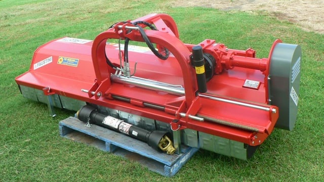 A robust mulcher with hydraulic side shift deck, 2400mm - 3000mm wide. Fit with hammers or Y-blades for green prunings up to 80mm.