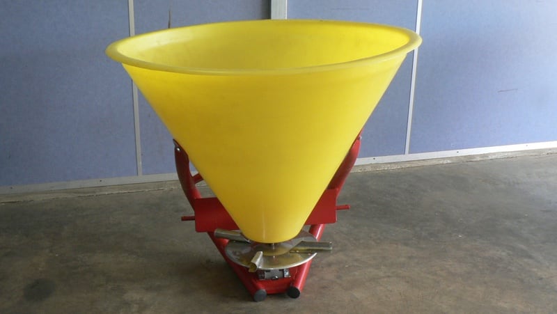 A single disc spreader with 500kg capacity hopper available in painted steel or poly. Up to 14m spread width.